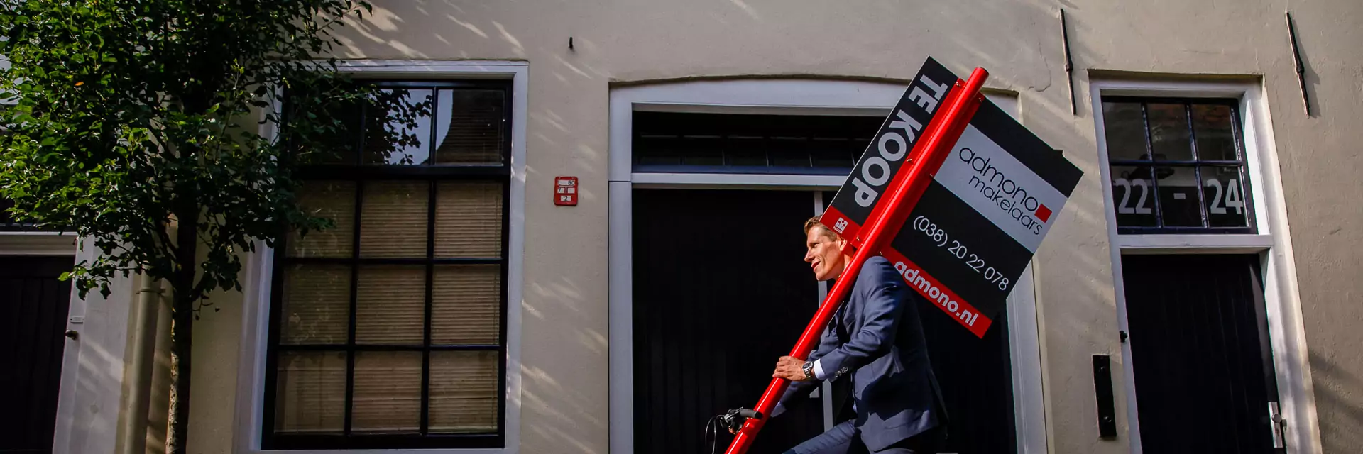 Admono makelaar met te-koop-bord in Zwolle